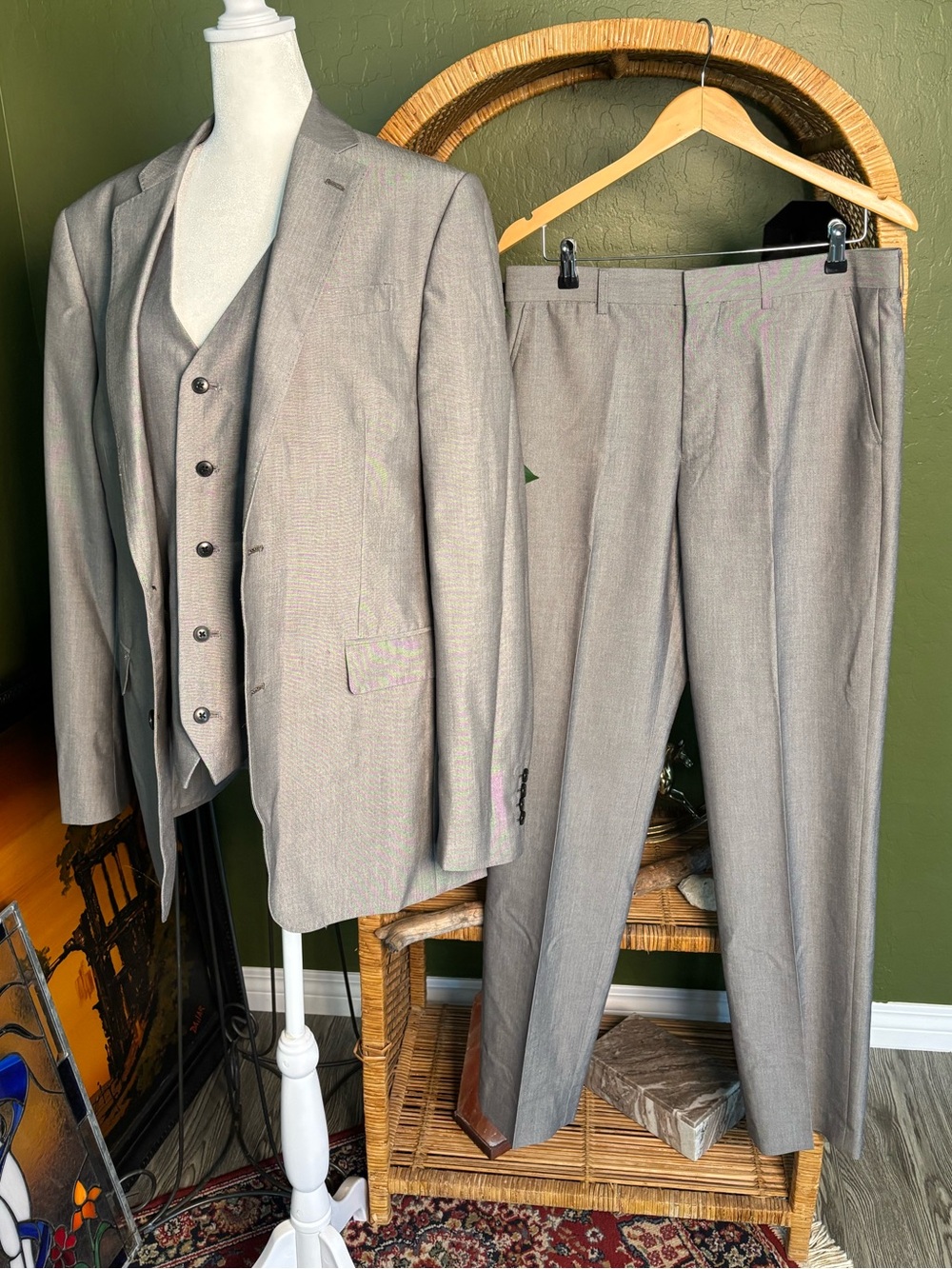 jf j.ferrar Light Gray Three-Piece Suit
